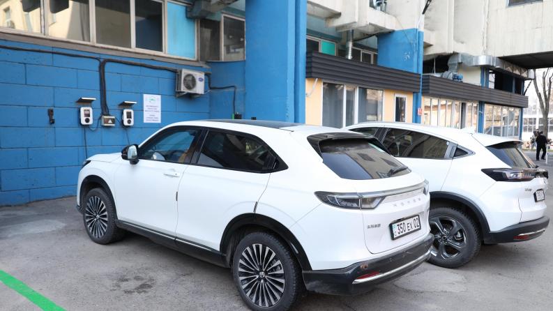 Электромобильдерге арналған зарядтау станциялары мен тұрақ орындары